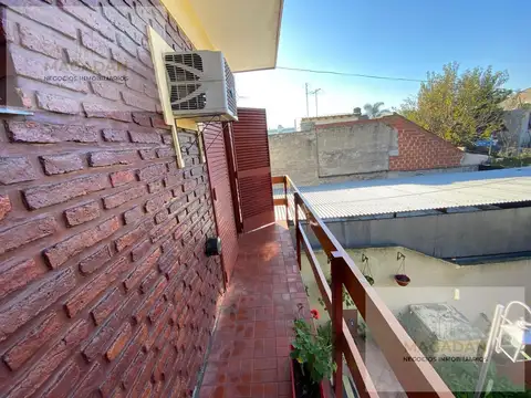 Casa 6 ambientes con 2 baños
