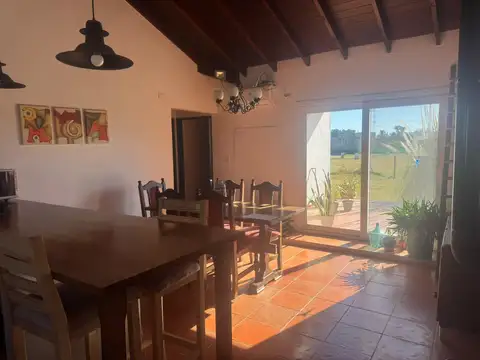 Casa 4 ambientes con 2 baños