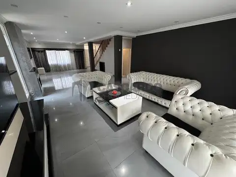 Chalet de Categoría 6 ambientes con piscina. Barrio privado El Lauquen Club de Campo.