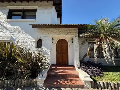 Casa 5 ambientes con 4 baños