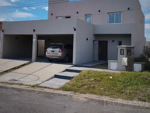 AUR. Venta. Casa 3 Dormitorios, con Parque. A 5 min del centro