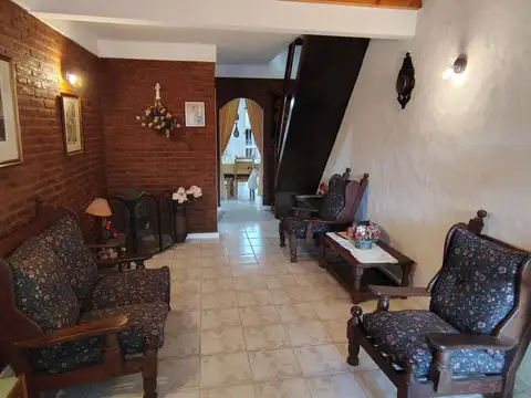 Casa 4 ambientes con 2 baños