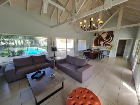 Casa en Alquiler con 3 cocheras