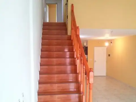 DEPARTAMENTO PRIMER PISO AL FRENTE CON BALCON, 4 AMBIENTES, 2 PLANTAS.