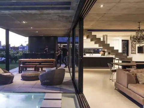 Casa en Venta con 3 cocheras