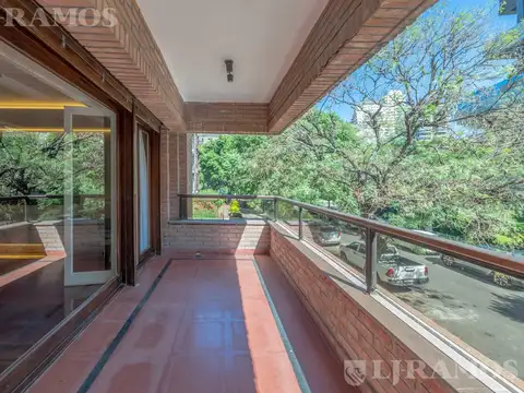 Departamento en Barrio Parque. 2 cocheras fijas. Seg 24 hs.