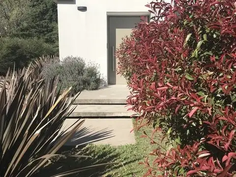 Av. Presidente Perón Colectora Sur 10200