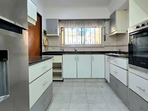 Casa en Venta con 3 cocheras
