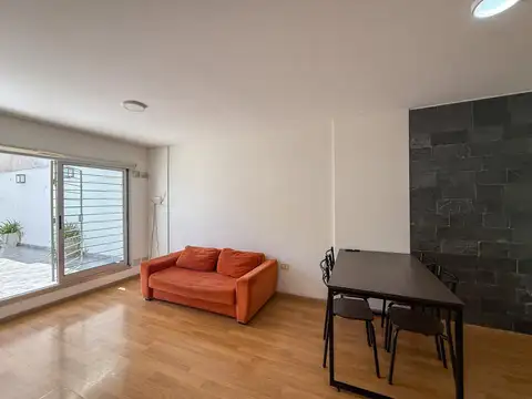 Venta departamento 1 dormitorio con patio de uso exclusivo   cochera doble, Nuestra Sra de Lourdes