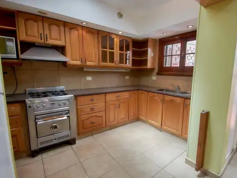 VENTA CASA 3 AMBIENTES + 2 DEPARTAMENTOS U OFICINA