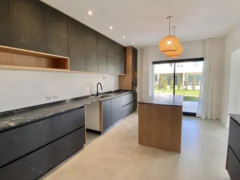 Casa 8 ambientes con 4 baños