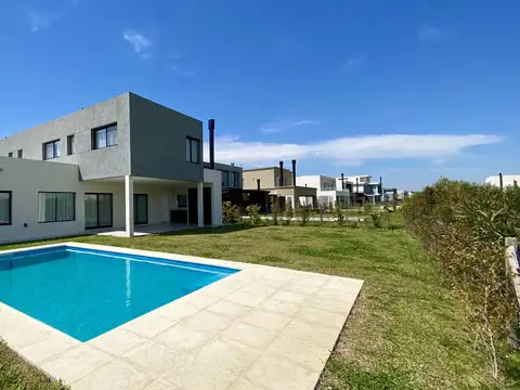 Casa A Estrenar en Riberas - Parquizada - Con Piscina - 6 Ambientes