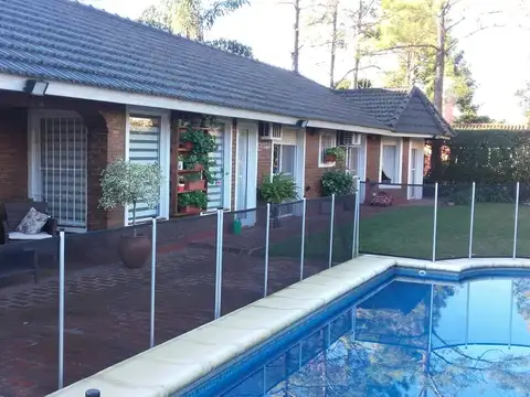 HERMOSA CASA EN BARRIO PRIVADO LOS ROSALES, TOMA DEPTOS. EN CAPITAL 