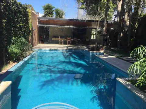 Casa en Venta con 3 cocheras