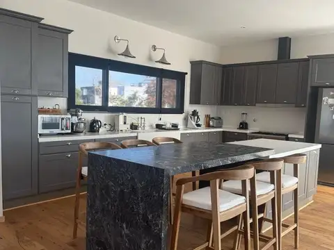 Casa en Venta con 3 cocheras