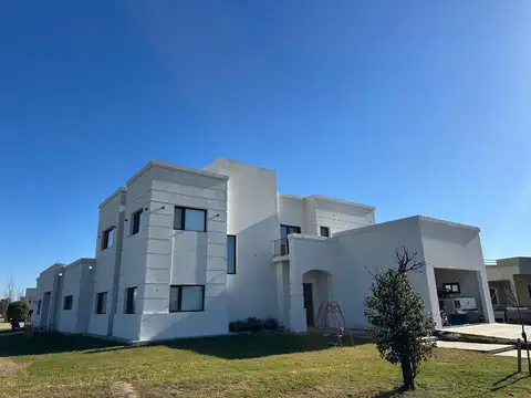 Casa en venta en barrio privado Costa Verde en Junin