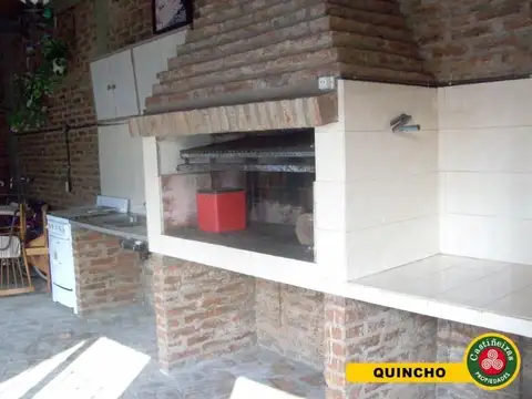 Muy lindo y cómodo CHALET - Posibilidad de 2 viviendas indep. - FRENTE de 14.30 m2 - PERMUTA