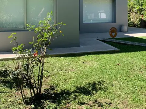 Casa en venta - 3 Dormitorios 2 Baños - Cocheras - 323Mts2 - Abasto, La Plata