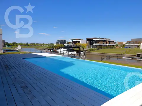 Casa en Alquiler con 4 cocheras