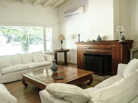 Campo con casas, pileta, cancha de tenis y boxes en Open Door