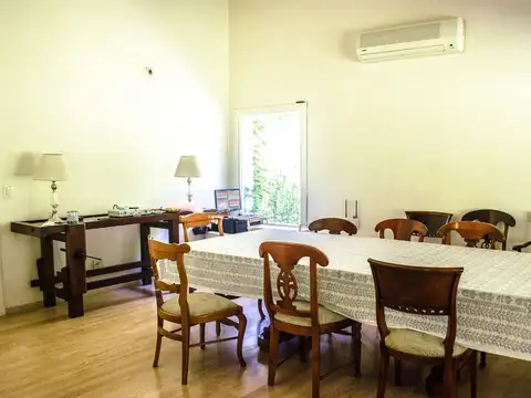 Campo con casas, pileta, cancha de tenis y boxes en Open Door