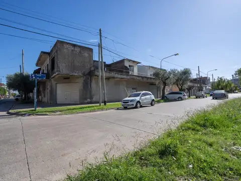 Venta exclusiva tres casas con local y galpon a la venta en La Tablada