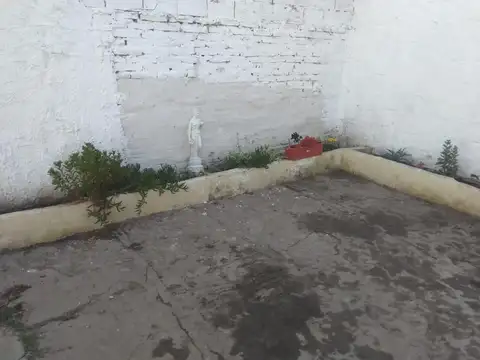 SOLIDA CASA CON LOCAL Y GRAN PARQUE