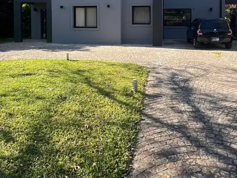 Casa 4 ambientes con 5 baños