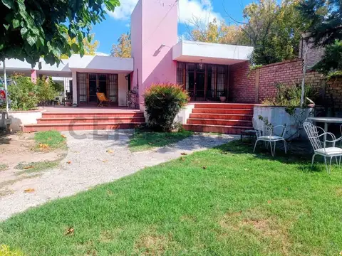 CASA EN VENTA EN CALLE PUEYRREDÓN – CHACRAS DE CORIA