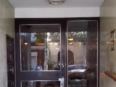 3 AMB. AL FTE CON BALCON. EXCEPCIONAL  UBICACIÓN. 1ER PISO POR ESC. BAJAS EXP.
