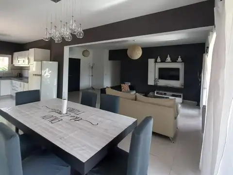 Casa en Alquiler con 2 cocheras