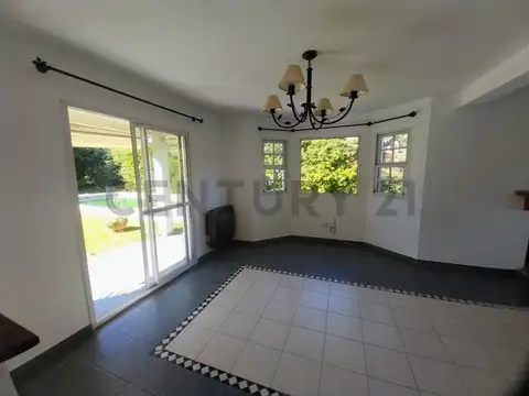 Casa 4 ambientes con 2 baños