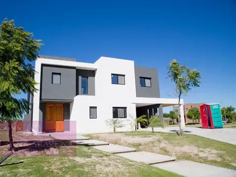 Casa en Venta con 2 cocheras