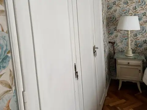 Piso 3 ambientes con dependencia. Balcón al frente. Muy luminoso. Caldera propia.