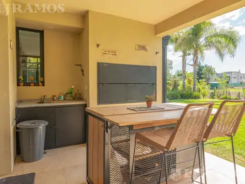 Casa en Alquiler con 4 cocheras