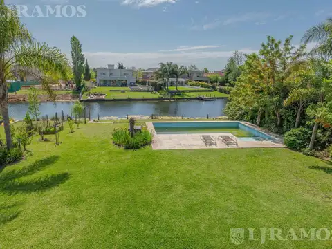 4 DORMITORIOS, ESCRITORIO y AREA SERVICIO.