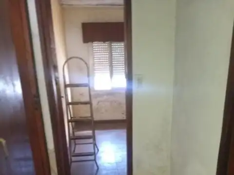 VENTA AMPLIA CASA CON PATIO Y DEPARTAMENTO  DE 2 DORMITORIOS