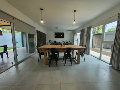 Casa en Venta con 2 cocheras