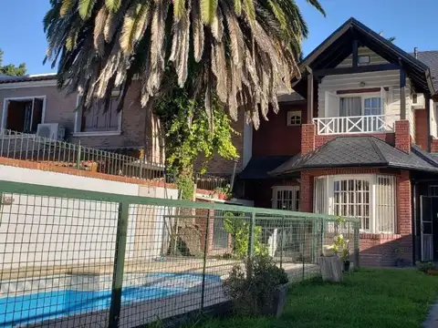 CASA EN LOTE PROPIO CON PILETA Y QUINCHO