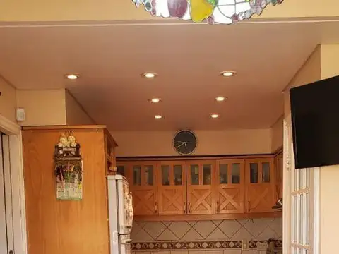 CASA EN LOTE PROPIO CON PILETA Y QUINCHO