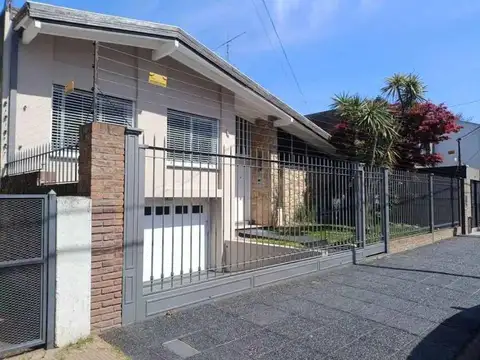 Importante Casa de 4 Ambientes en Quilmes residencial reciclada a nuevo, Apta crédito!