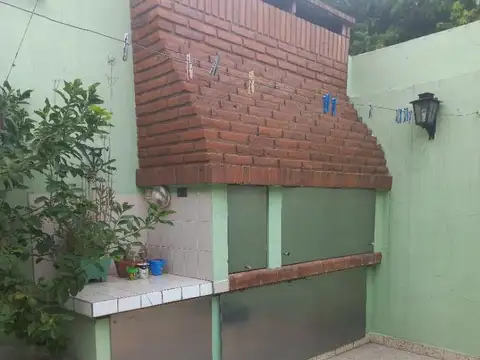 Hermosa casa con tres dormit. y garage P/dos autos