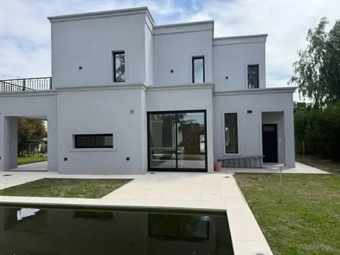 Casa en Venta con 2 cocheras