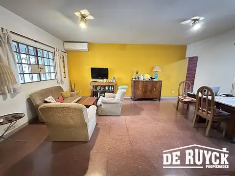 Casa en Venta con 2 cocheras