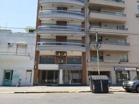 DPTO DE 1AMB 12 AÑOS ANTIG  FRENTE CON BALCÓN, 41M2 BAÑO COMP, EDIF CON PISCINA, SUM Y LAUNDRY