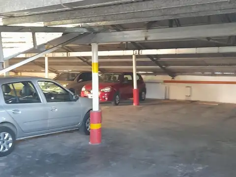Cochera (cap 70 vehículos) más depto 3amb