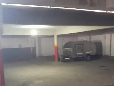 Cochera (cap 70 vehículos) más depto 3amb