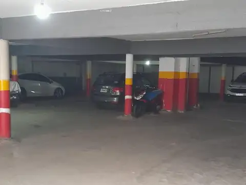 Cochera (cap 70 vehículos) más depto 3amb