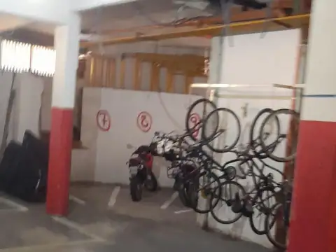 Cochera (cap 70 vehículos) más depto 3amb