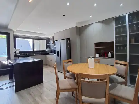 Casa 5 ambientes con 4 baños